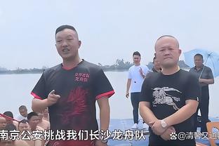 小吧在更衣室通道碰到追梦和库里 前者开心得像个孩子 后者呢？